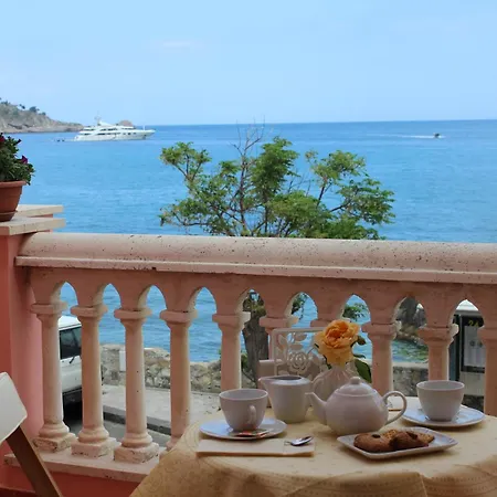 Alojamento de Acomodação e Pequeno-almoço Raineri Giardini Naxos